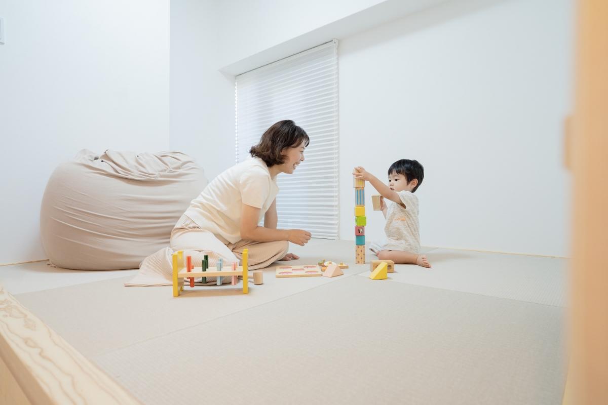 小上がりの和室は、子どもが小さいうちはおもちゃで遊ぶスペースになり、子どもが大きくなれば、新たな寝室としても活用できるフレキシブルな一室。キッチンからの見守りも楽にできる上、床下に収納もあり、まさに多用途に活躍する空間です。