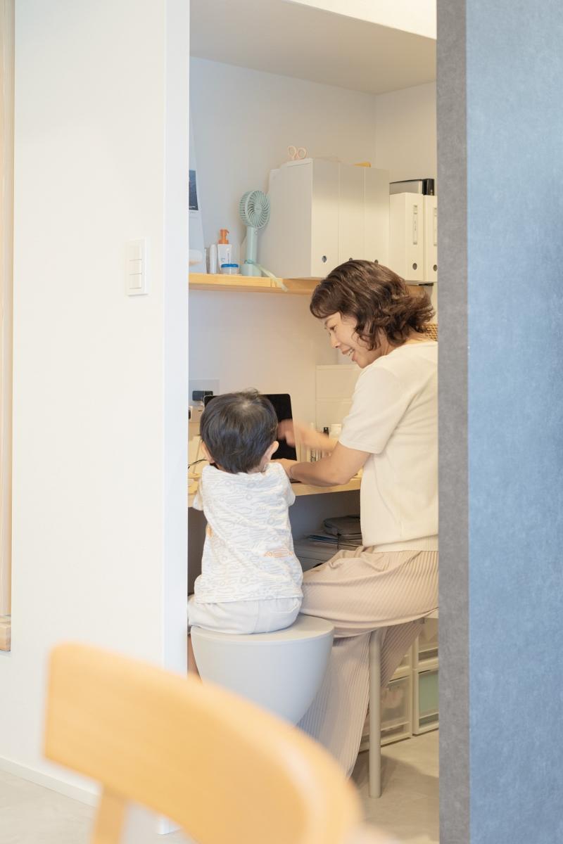 一部分だけ建てられた格子や、キッチンと同じカラーのアクセントウォールで、視界を遮らずにゆるやかに間仕切りし、プライベートを確保。視線が気になりにくいから、自分のペースでくつろぐことができます。