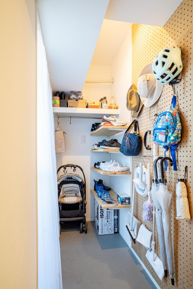 玄関横の部屋のバルコニーに設置された「ストレージルーム」。普段使わないアウトドアグッズや備蓄品を置いておくのに便利な場所ですが、玄関からアクセスが悪いことが気になるポイントでした。そこで、寝室を削り土間収納を新設。ベランダと繋げて収納スペースを広げ、取り出しやすい造りに変更しました。