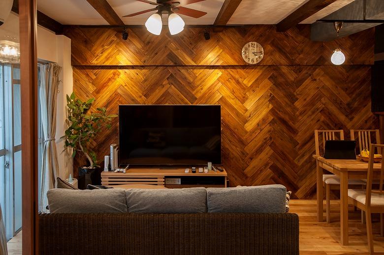 リビング一面をヘリンボーンで大胆に演出しました。
床は明るいカバの無垢材。