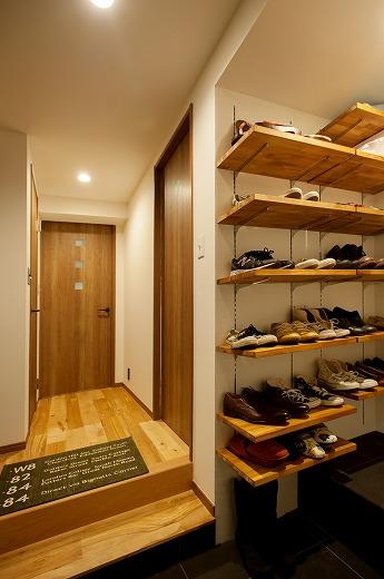 玄関は広めにつくり、シューズクロークを造作しました。