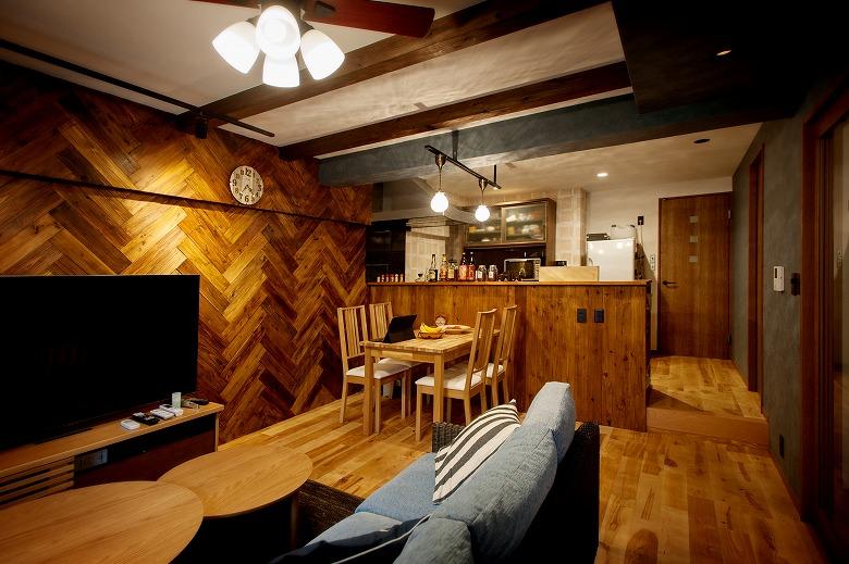 ヴィンテージ風塗装で仕上げたカウンターキッチン。
天井の梁や床の無垢材、様々な木で彩られた空間が完成しました。