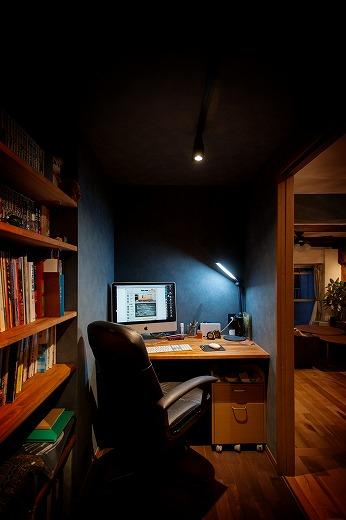 書斎、WICは藍色のクロスで落ち着きを演出。