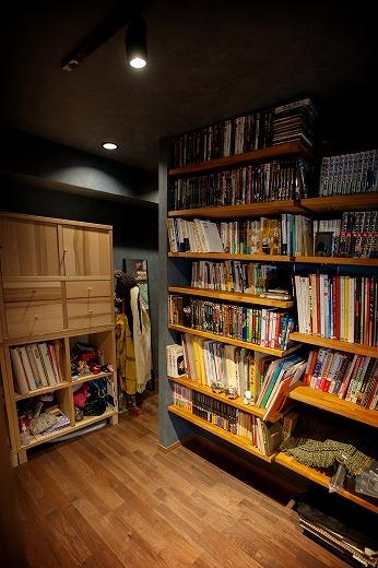 豊富な収納庫は、書斎とつながっています。
床はリビングと違い、ウォルナットの仕様に。
ぐるっと回ると寝室につながります。
早く仕事に向かう奥様がご主人のお眠りを妨げないよう、設計されました。