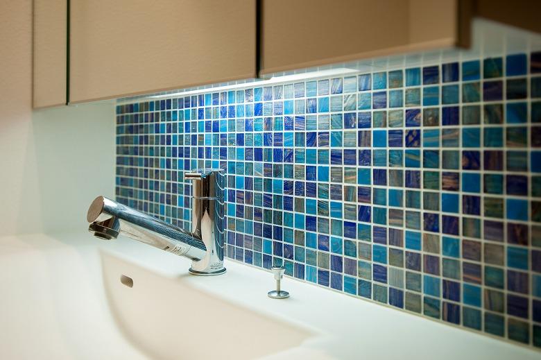 洗面室にもこだわりのモザイクタイル
