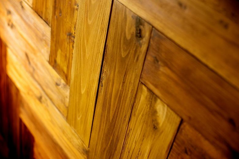 ヘリンボーンの壁をヴィンテージ風に塗装しました。