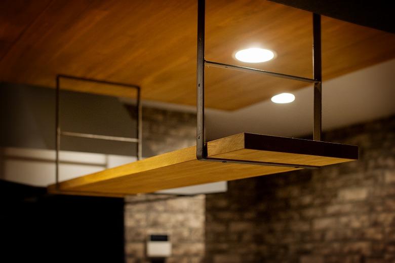 お酒をディスプレイするアイアン調の棚。