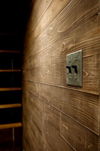 玄関には味わいのある木の壁を造作！
帰った来た瞬間から楽しめるお気に入り空間。