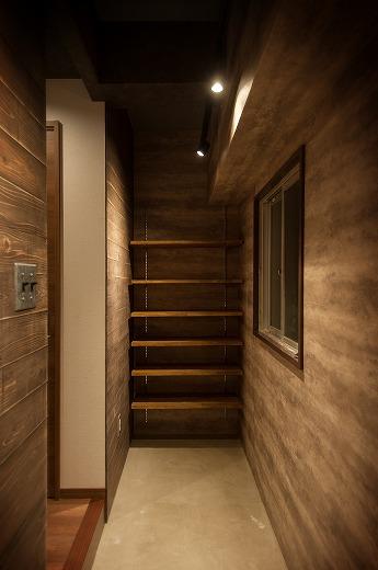 玄関収納は魅せる収納を採用しました。