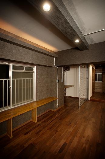 むき出しに塗装を施した天井に、間接照明を当て、天井を広く演出します！