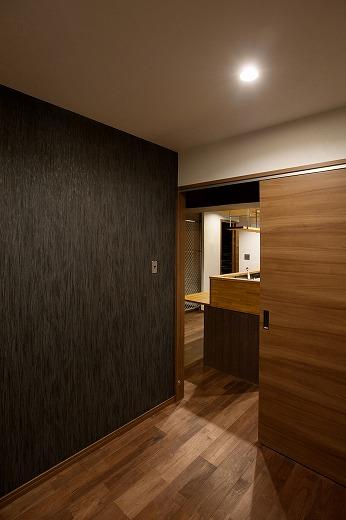 寝室にもリラックスさせてくれる壁紙を採用！