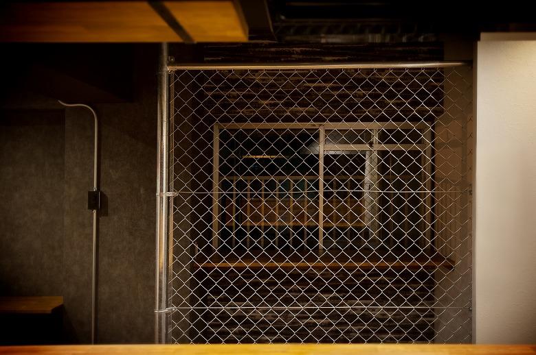 フェンスで区切ることで、パソコンデスクとなる場所を緩やかに間仕切ります。