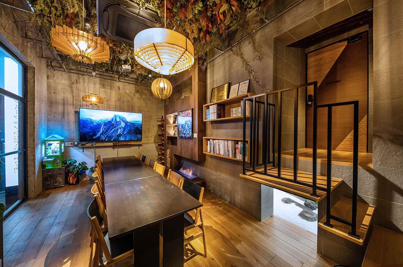 築47年のビルをリノベーションした、ショールームがございます。
リノベーションならではの好立地の場所で、西鉄大橋駅徒歩10分の場所。
１階はフォトジェニックなインテリアをふんだんに用いた施工を。
３階は暮らしのイメージを描きやすい「２LDKの居住スペース」を想定したお部屋をご覧いただけます。
リノベーションならではのパーツをふんだんに使ったこだわりのショールームで、リノベーションの夢が広がります。