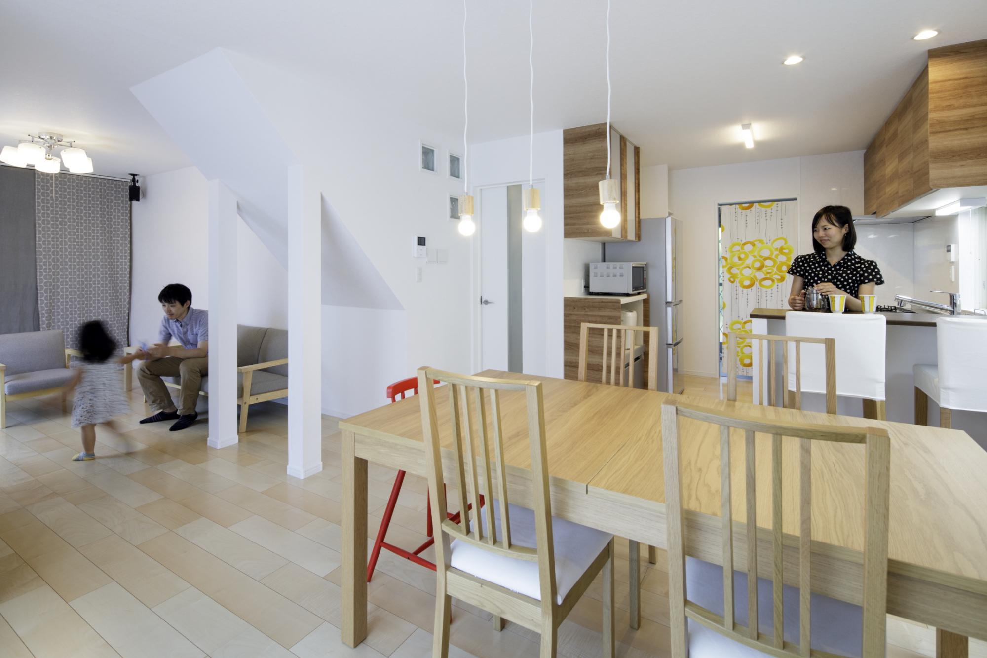 LDとキッチン、LDと和室の間の壁を撤去し、それぞれLDに取り込んで広々としたLDK空間を実現。キッチンからリビングにいる家族の様子がわかり、お子さまも安心して走り回れるようになりました。