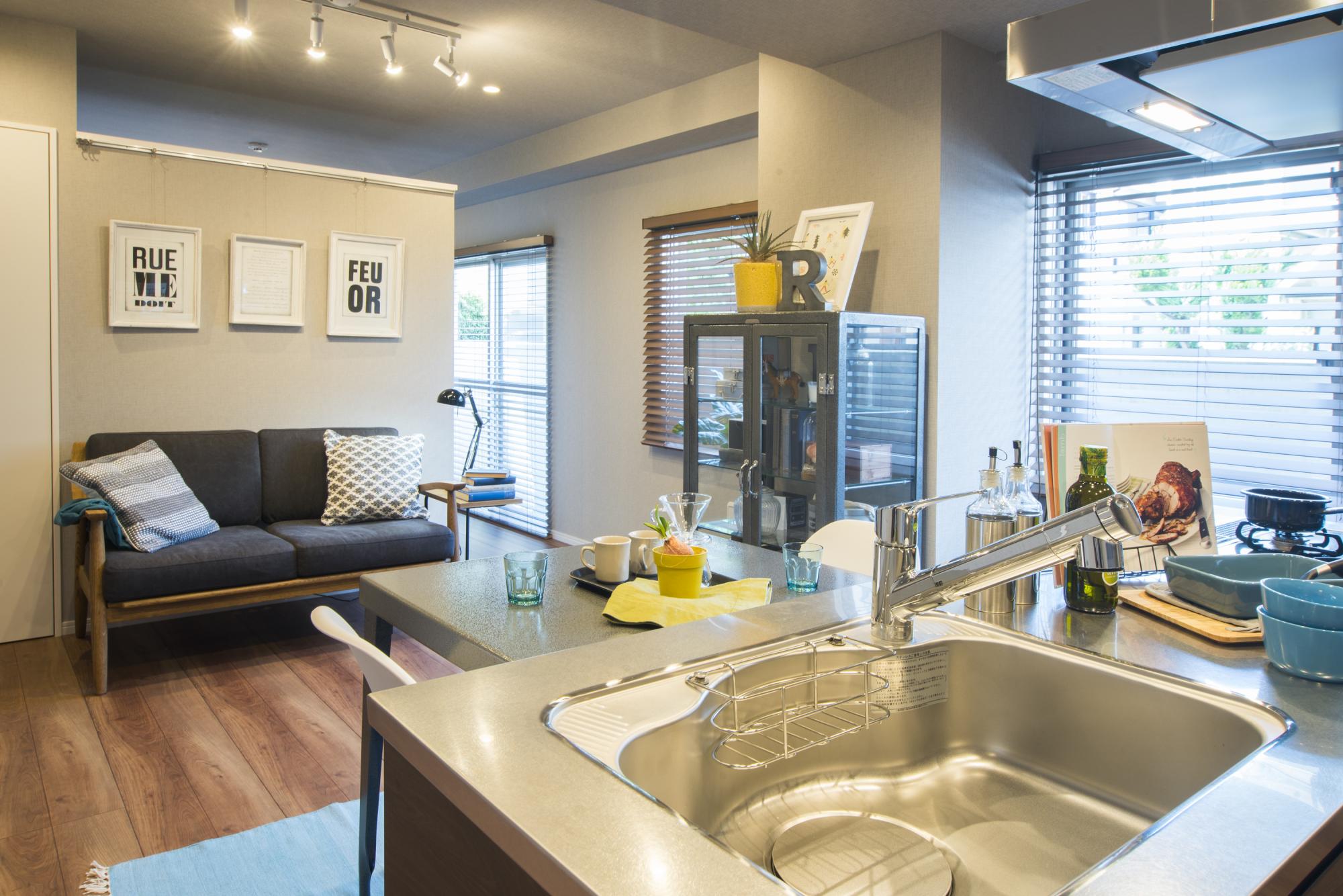 寝室からつづく廊下とリビングをつないだひろがりのあるお部屋