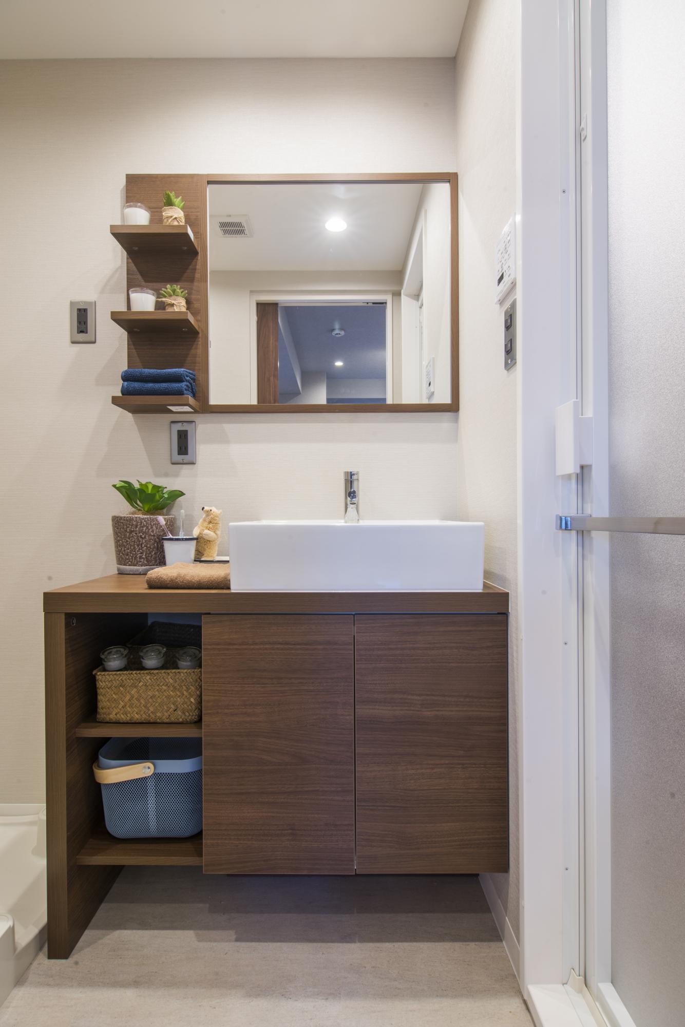 洗面室は落ち着く木彫ブラウンを採用