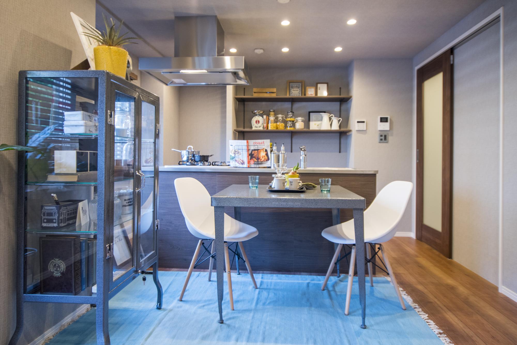 二人の空間にぴったり。こだわりのテーブルを入れて。