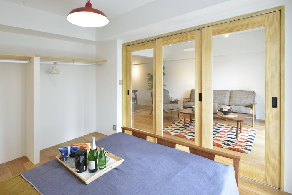 リビングと寝室を仕切る扉は透明のガラスを使用