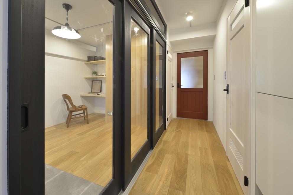 玄関スペースは3枚引き戸を採用。上部も開閉式の開口があり、広がりのあるスペースに。