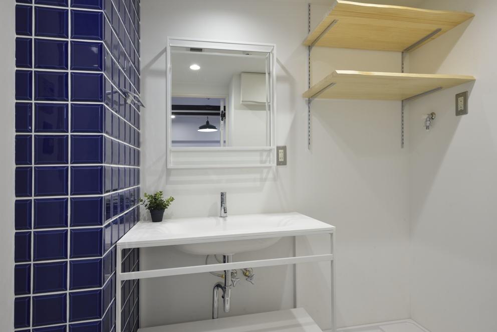 洗面室は明るいブルーのタイルを採用