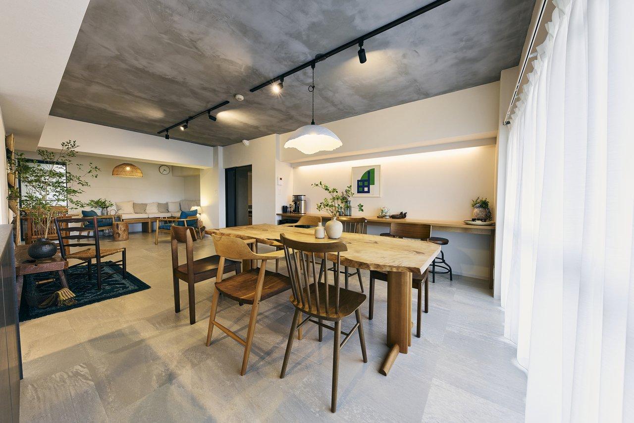 ダイニングテーブルの自然な風合いを活かせるように、ドアや床などの内装はあえてシンプルにしています。