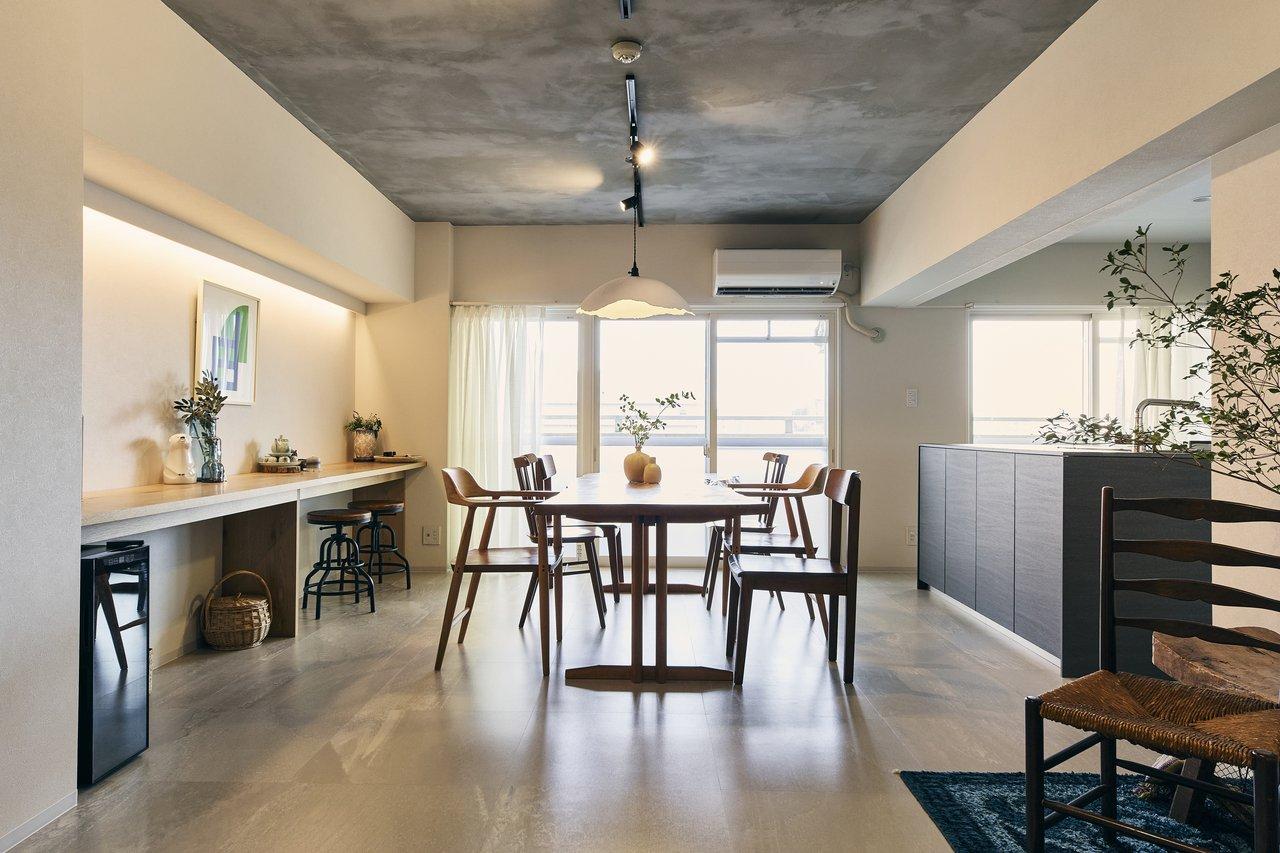 リビングの床はテーブルの素材感が活きるよう、一番イメージに近かった砂漠をモチーフにしたタイルを採用しました。