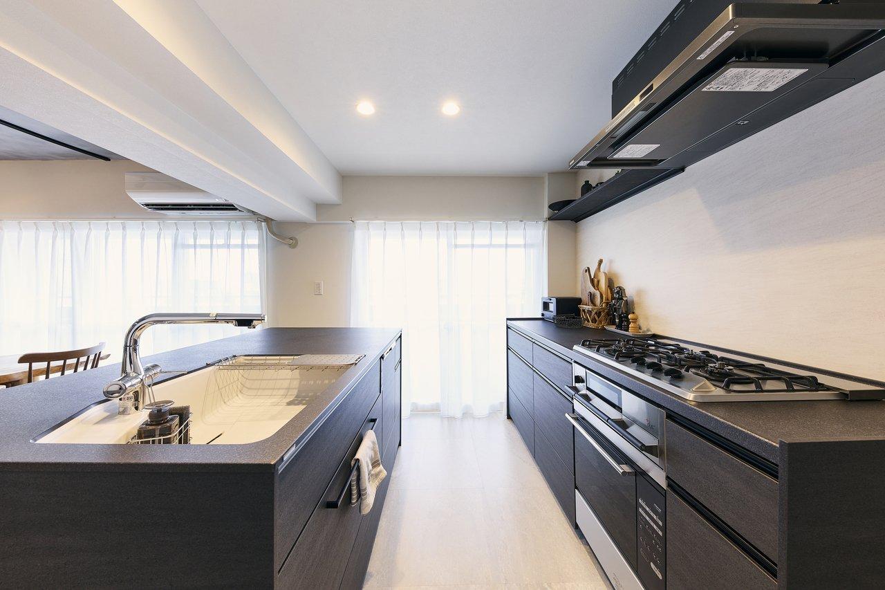 スペースを最大限広く使えるよう二列型キッチンにリノベーション。料理やドリンクを並べられる広い天板が特徴です。