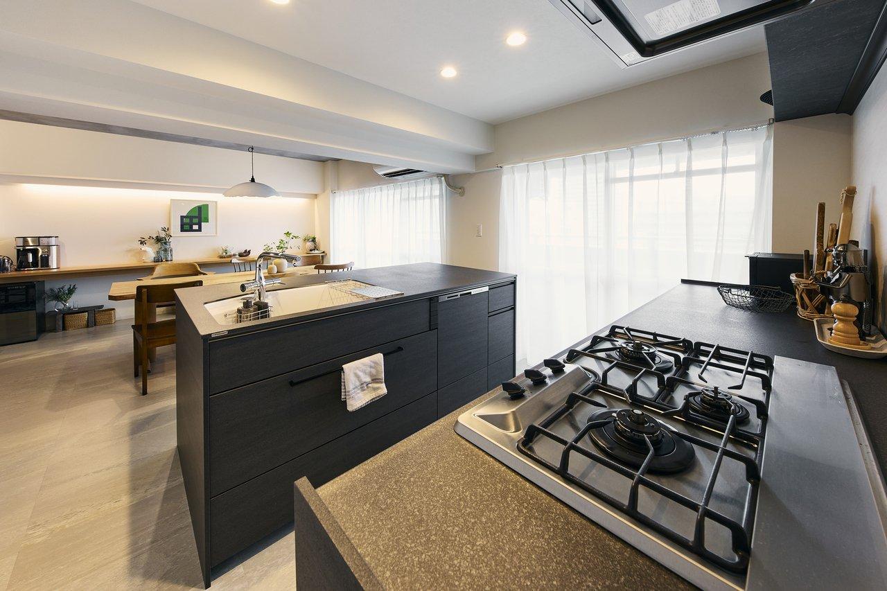 「このグレーの天板の自然の岩や石のような色に惚れてしまいました。動きやすくて使いやすい最高のキッチンです」と奥様。