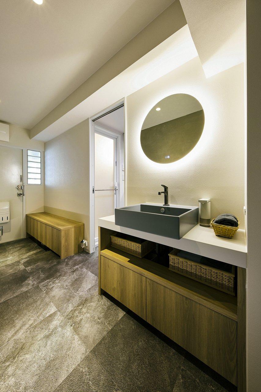 洗面台は玄関ホールに設置しました。家族みんなで広々とお使いいただけます。