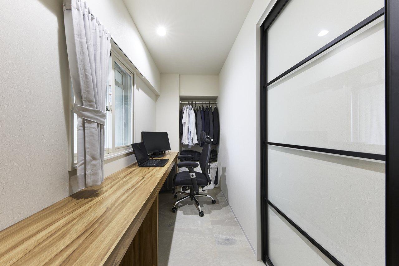 在宅勤務がしやすいワークスペース。長いカウンターなのでお子様が横で宿題をすることも可能です。