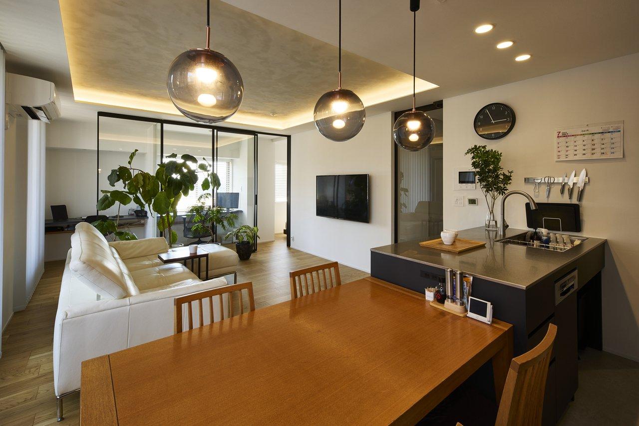 「家事動線にこだわったスタイリッシュな家」のリビングダイニング