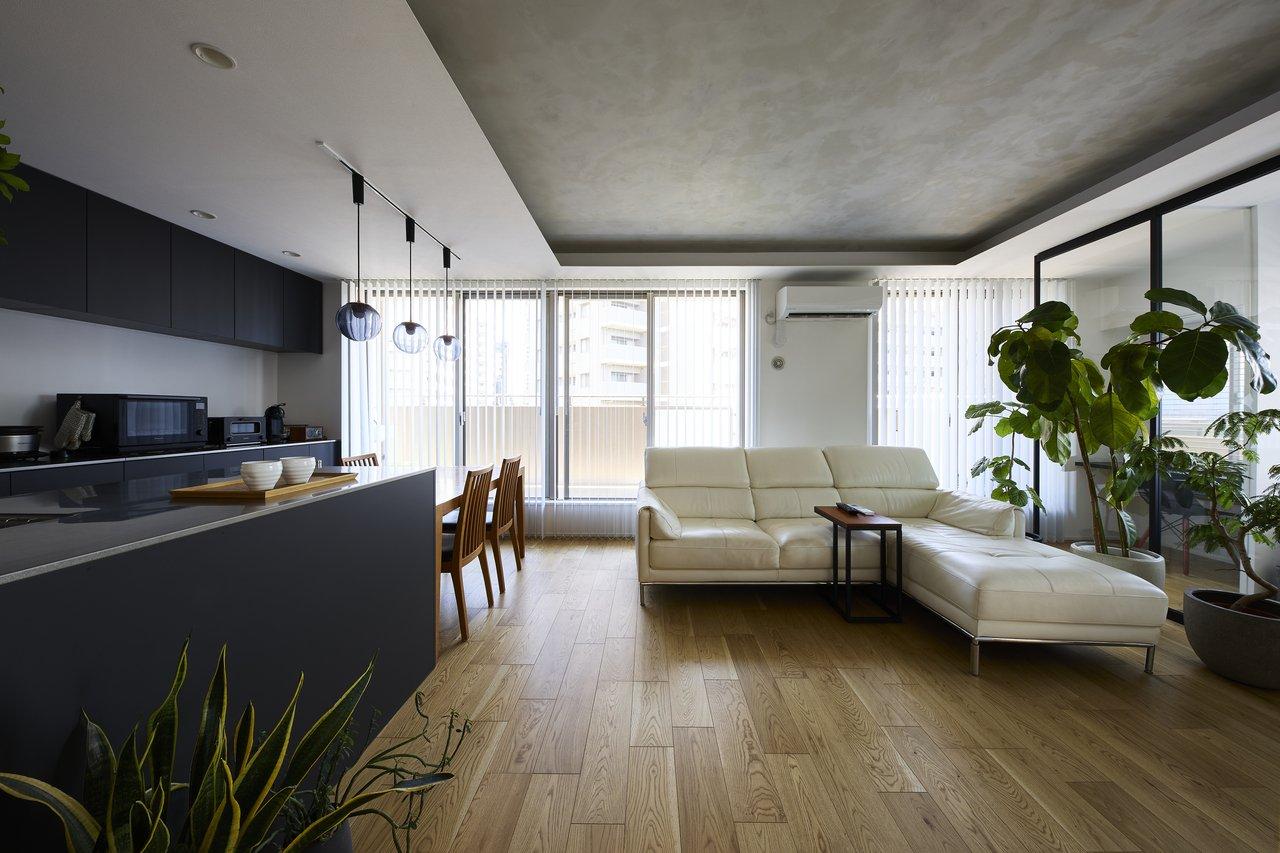 「家事動線にこだわったスタイリッシュな家」のリビングダイニング