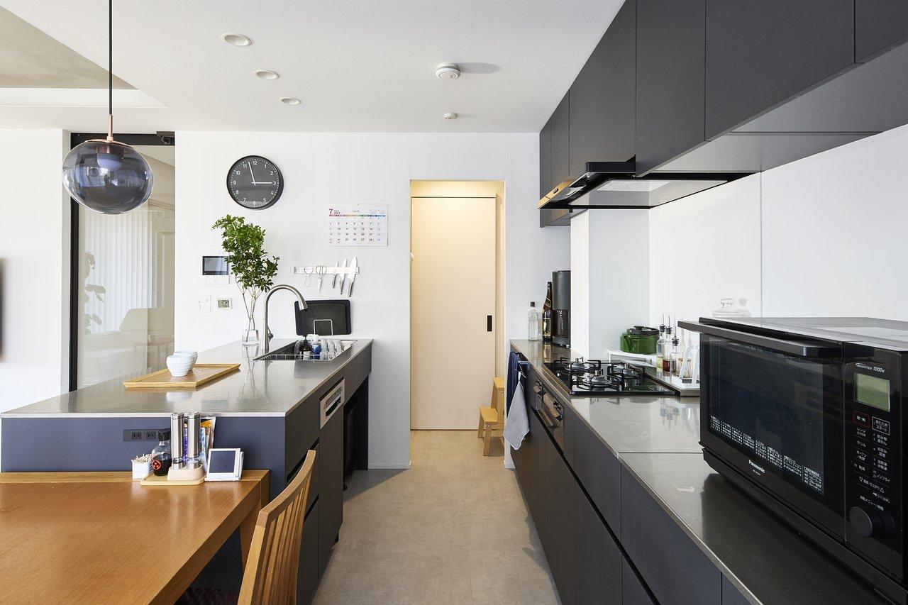 キッチンには大きなカップボードを造作。奥にはパントリーがあり、脱衣室に繋がっています。