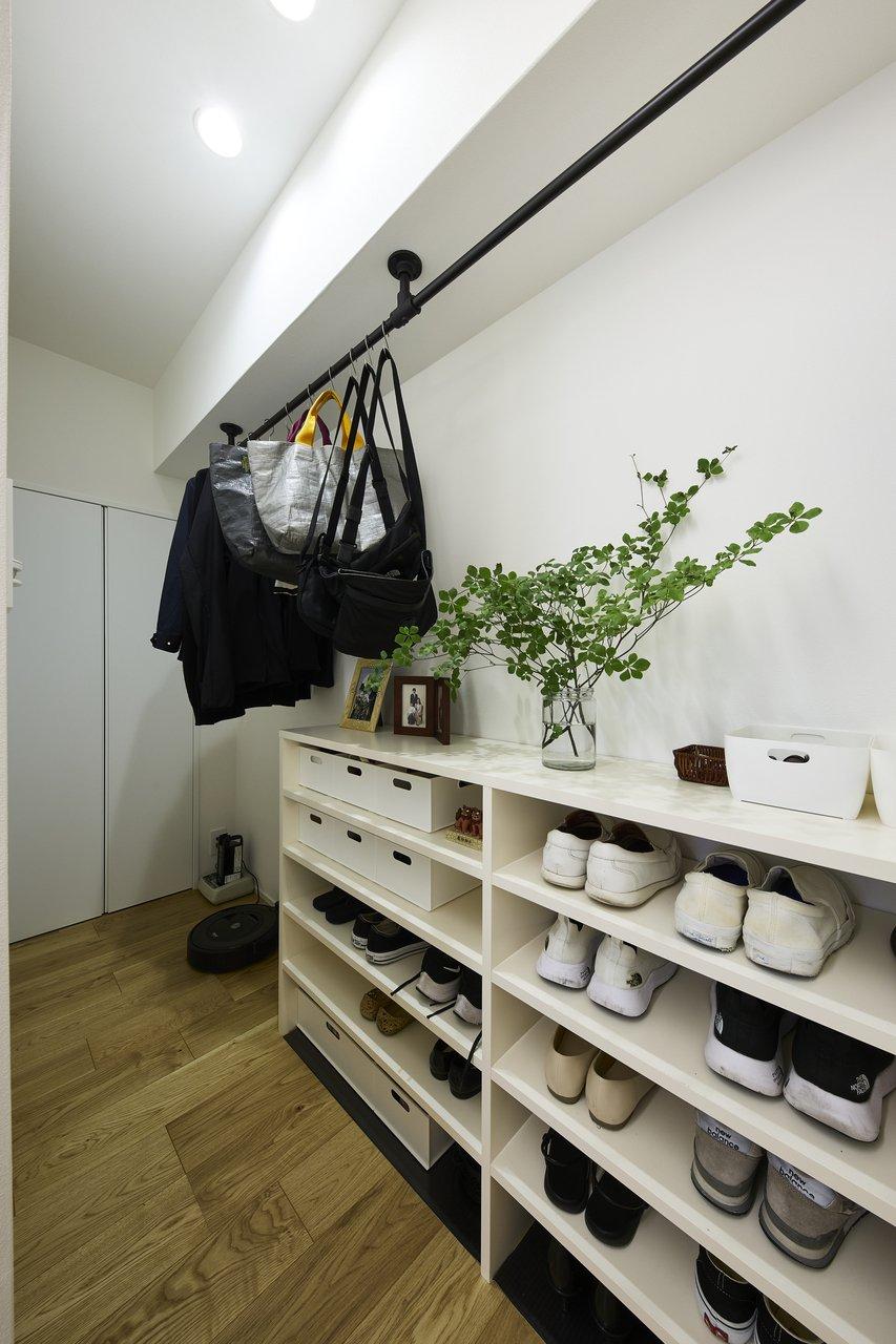 玄関を入って右側にはシューズインクローゼット・ストックルームがあり、アウターやバッグを掛けておくことができます。