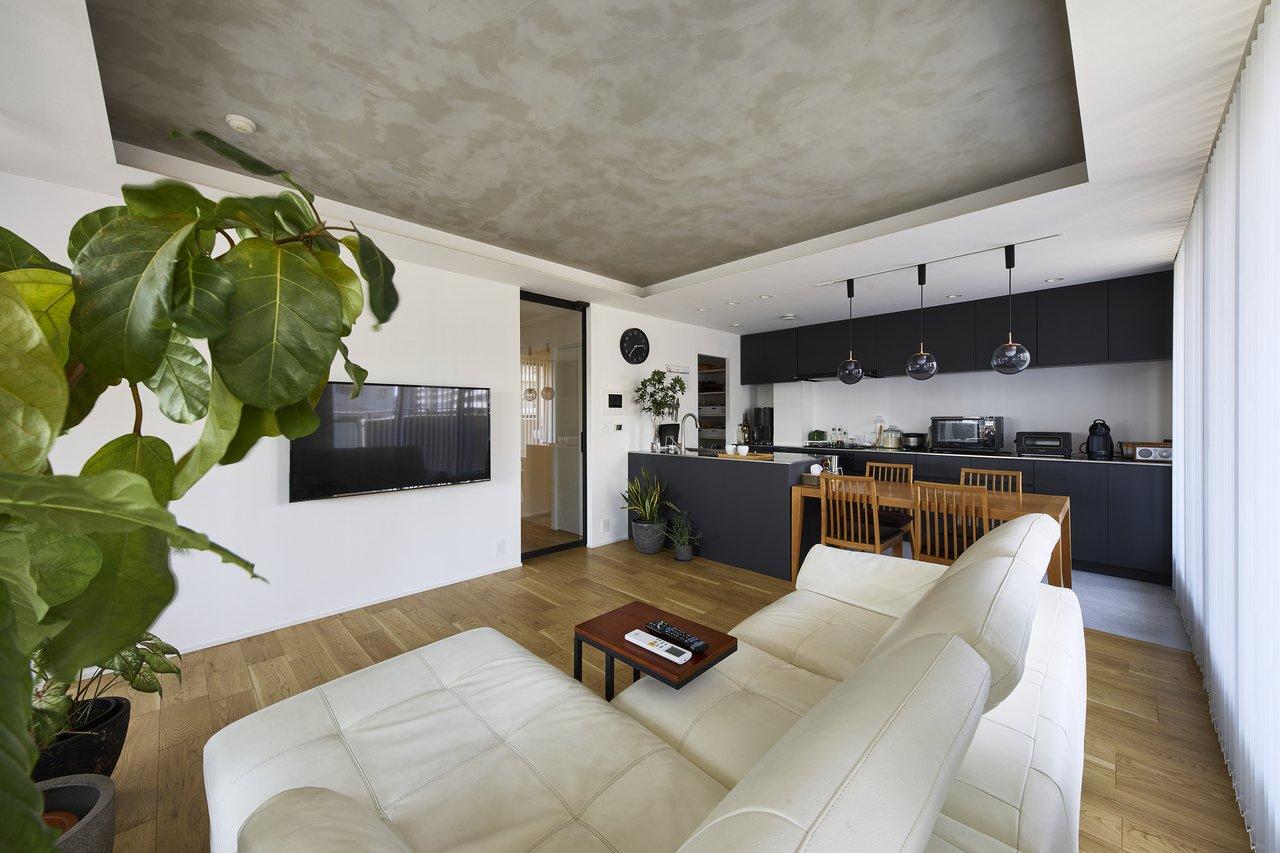 「家事動線にこだわったスタイリッシュな家」のリビングダイニング