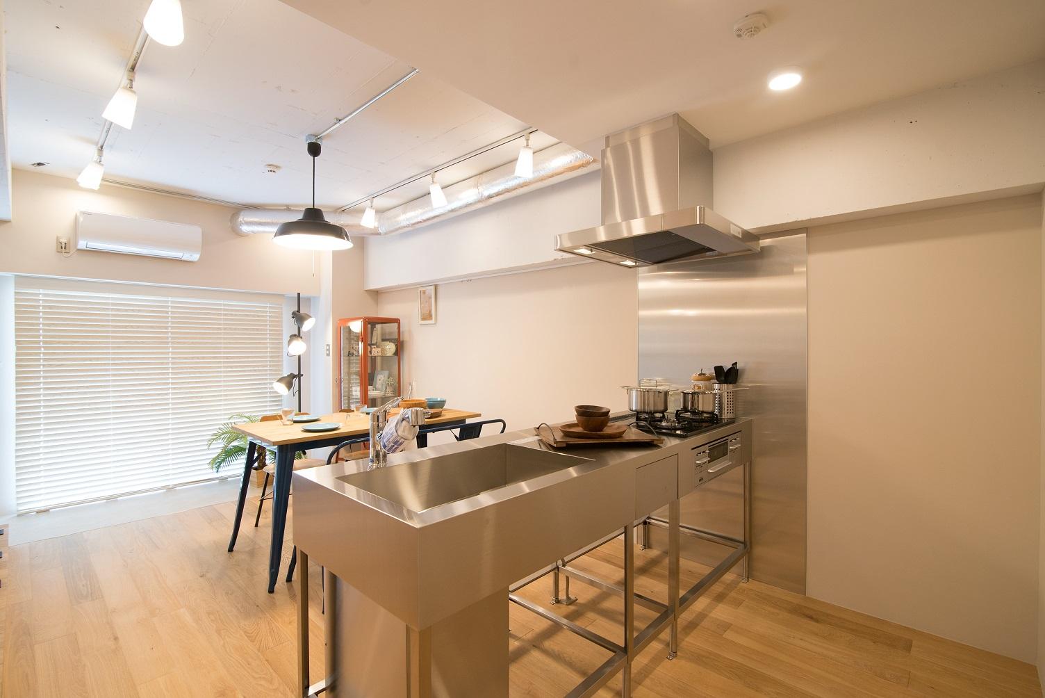 「リビングにカフェテラスの雰囲気を！」のキッチン