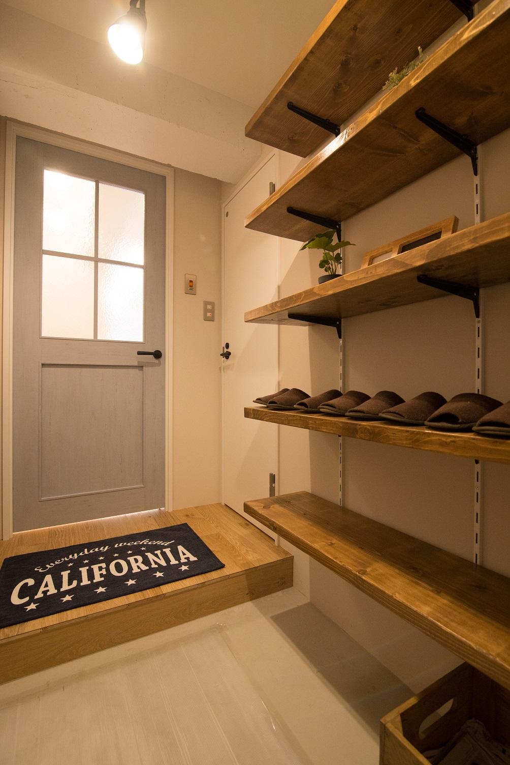 「リビングにカフェテラスの雰囲気を！」の玄関・土間