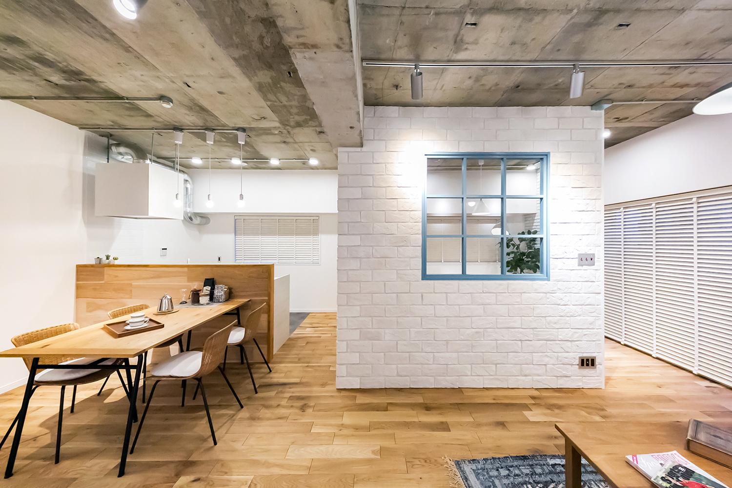 「木のぬくもりと石の存在感（江東区）」のリビングダイニング