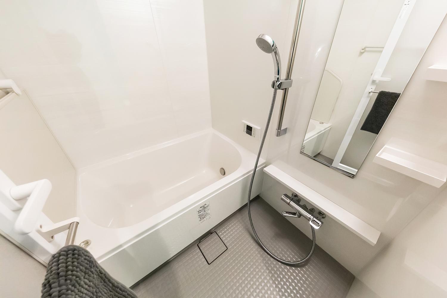 「木のぬくもりと石の存在感（江東区）」のお風呂・洗面所・トイレ