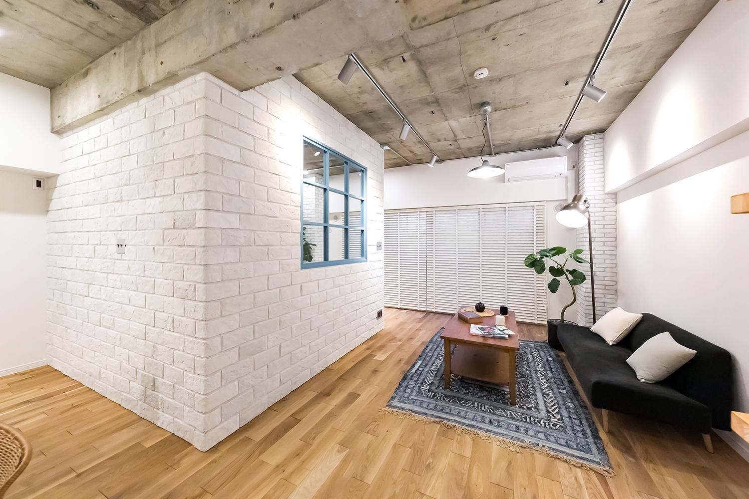 「木のぬくもりと石の存在感（江東区）」のリビングダイニング