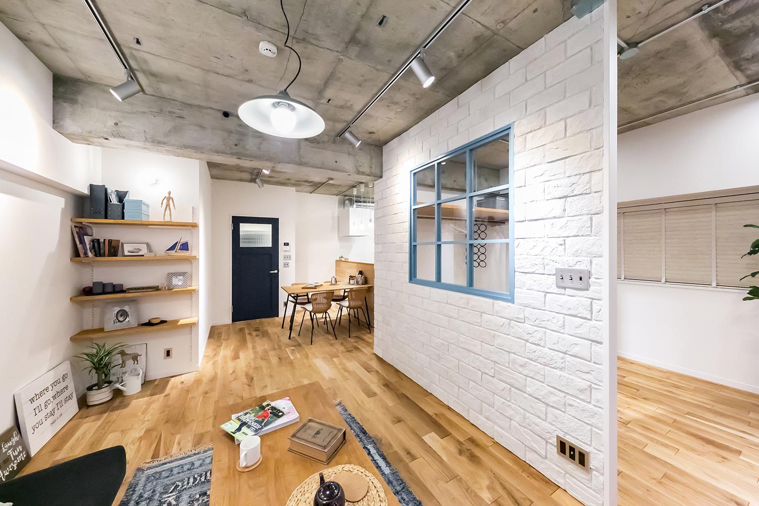 「木のぬくもりと石の存在感（江東区）」のリビングダイニング