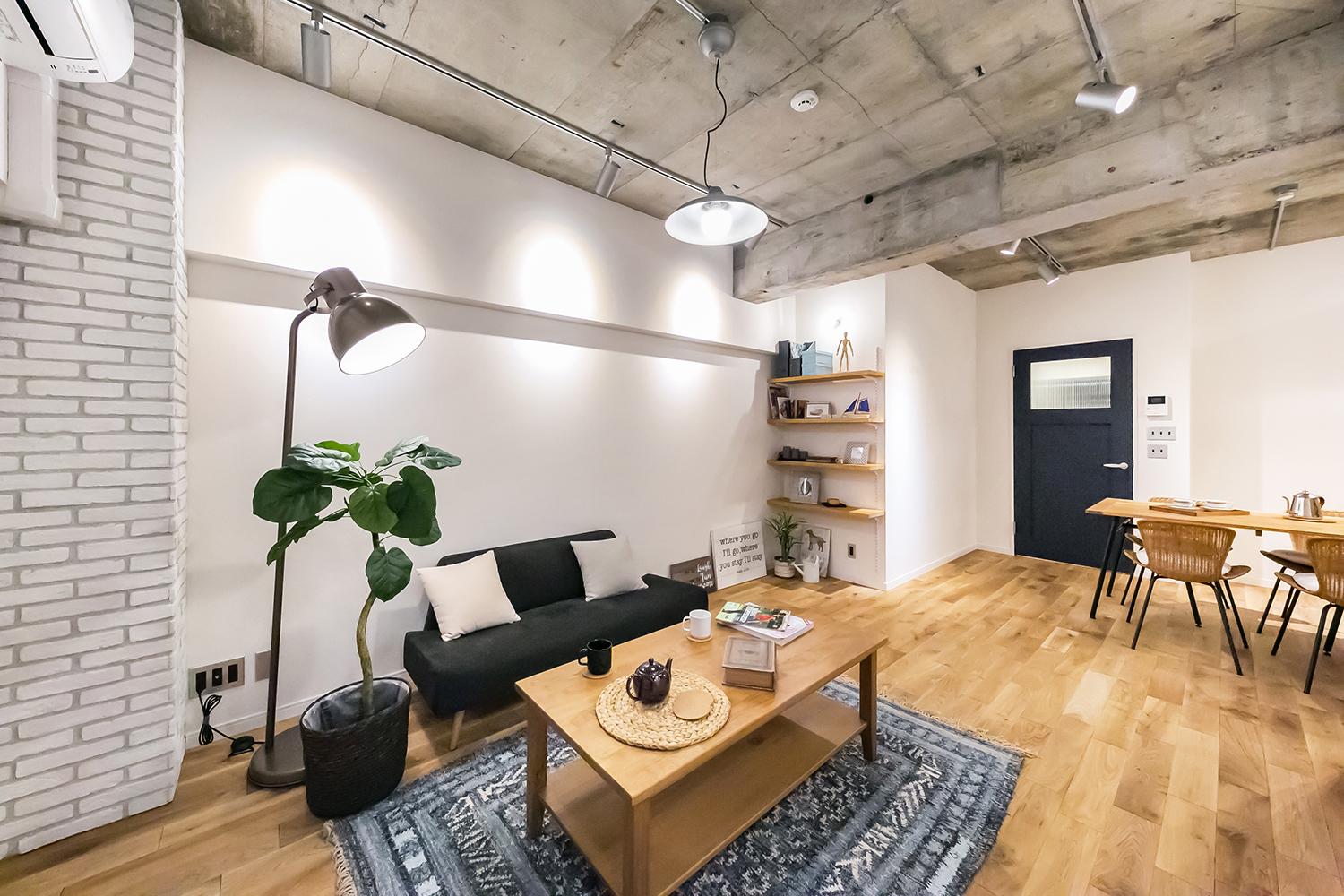 「木のぬくもりと石の存在感（江東区）」のリビングダイニング