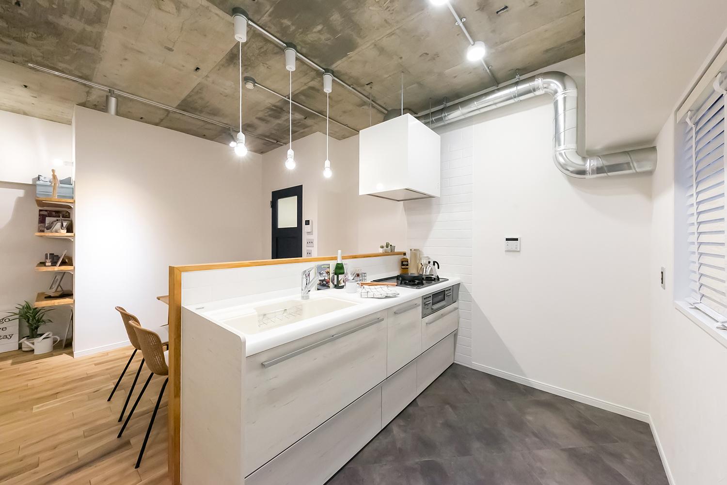 「木のぬくもりと石の存在感（江東区）」のキッチン