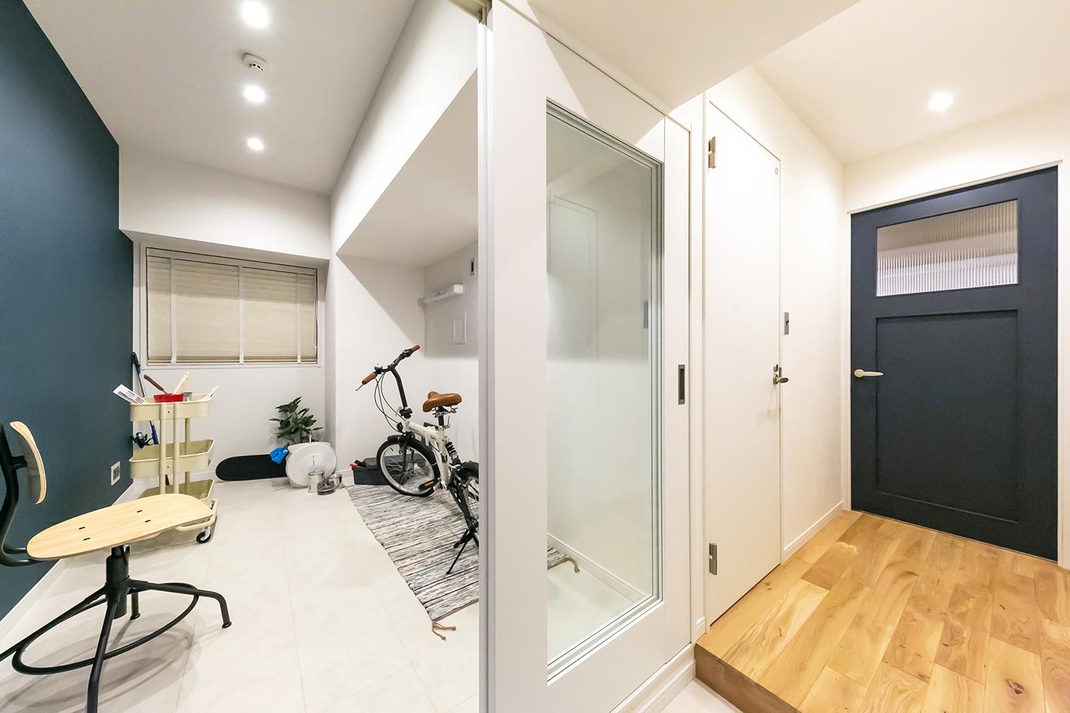 「木のぬくもりと石の存在感（江東区）」の玄関・土間