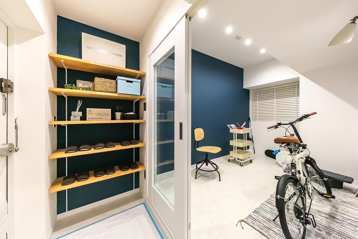 「木のぬくもりと石の存在感（江東区）」の玄関・土間