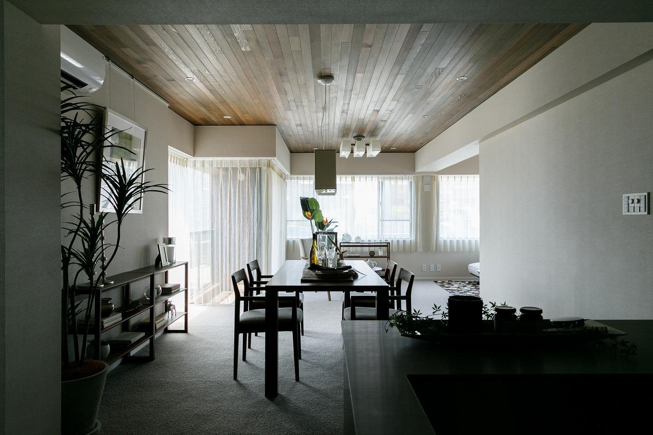 「シンプルで洗練された自然光が似合う」のリビングダイニング