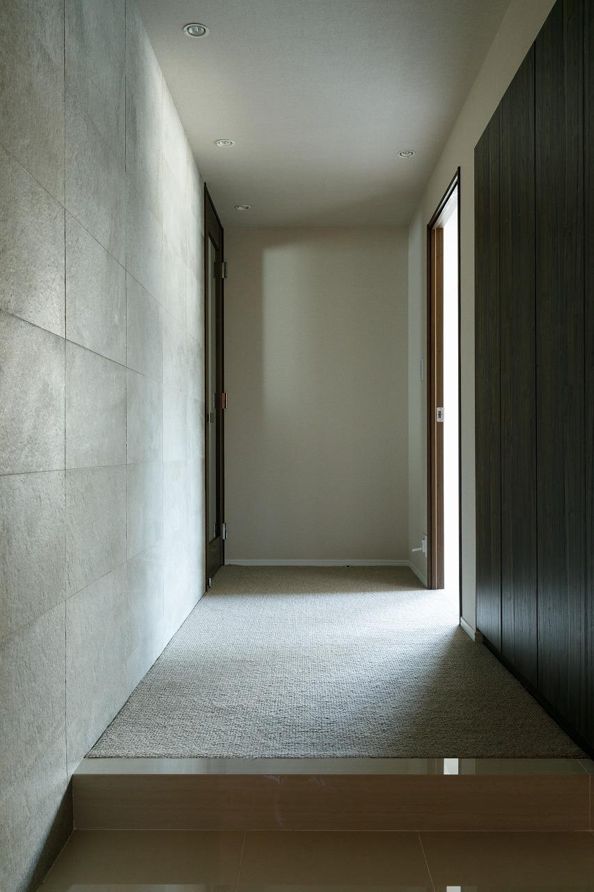 「シンプルで洗練された自然光が似合う」の玄関・土間