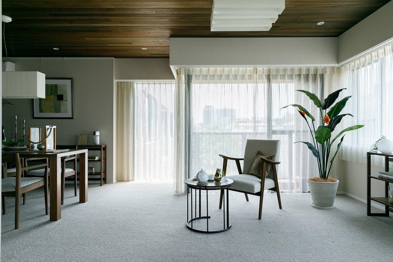 「シンプルで洗練された自然光が似合う」のリビングダイニング