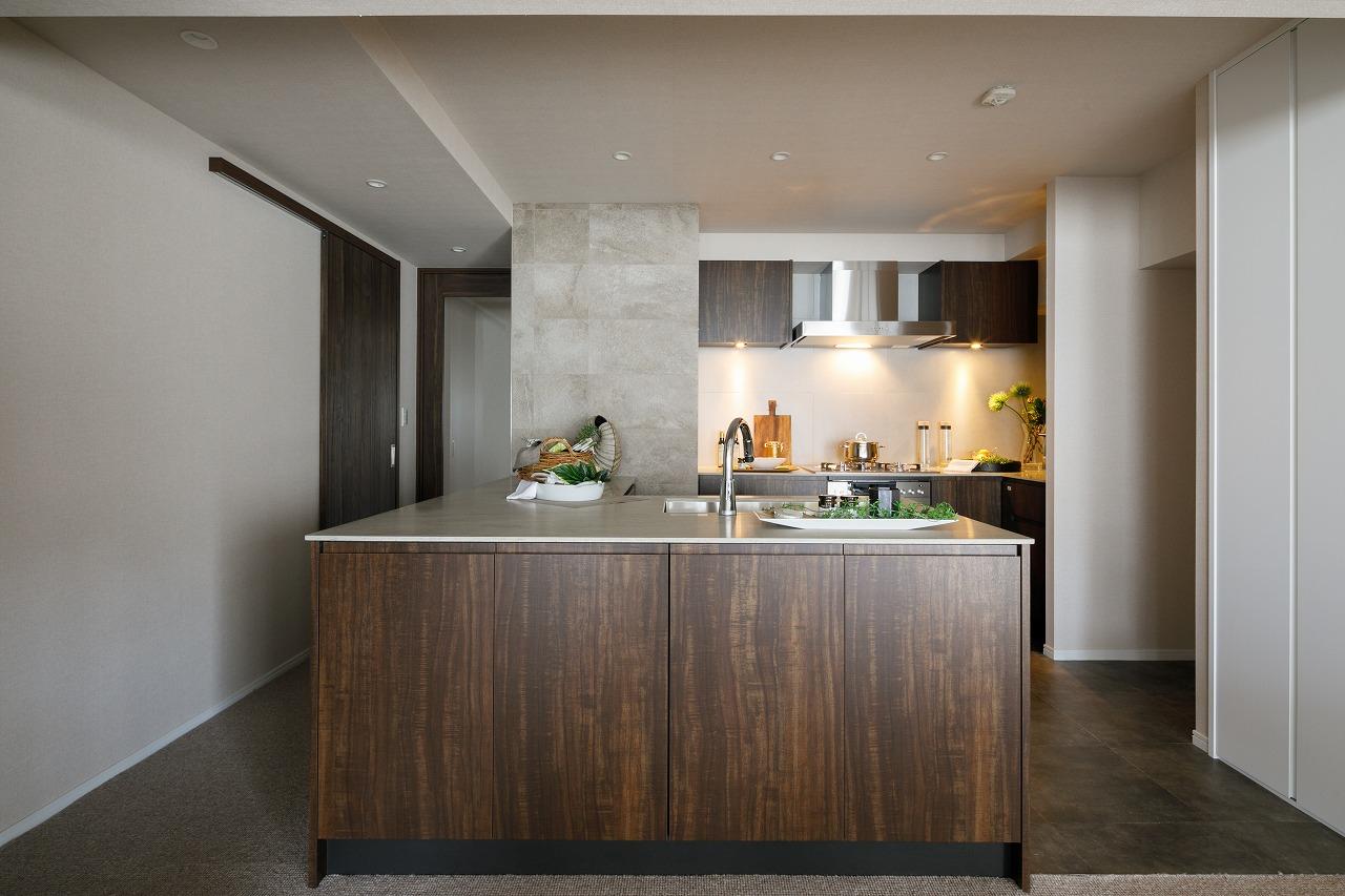 「シンプルで洗練された自然光が似合う」のキッチン