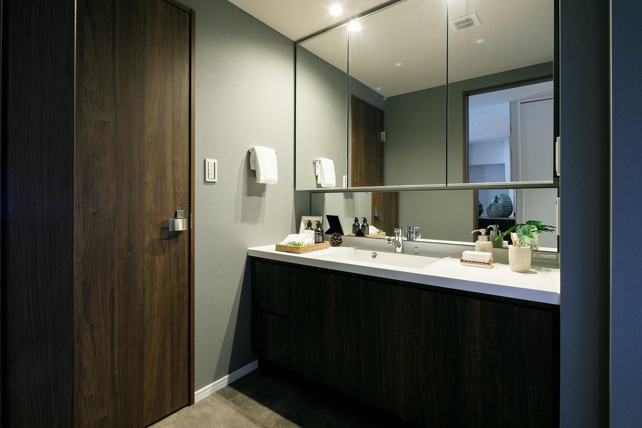 「シンプルで洗練された自然光が似合う」のリビングダイニング